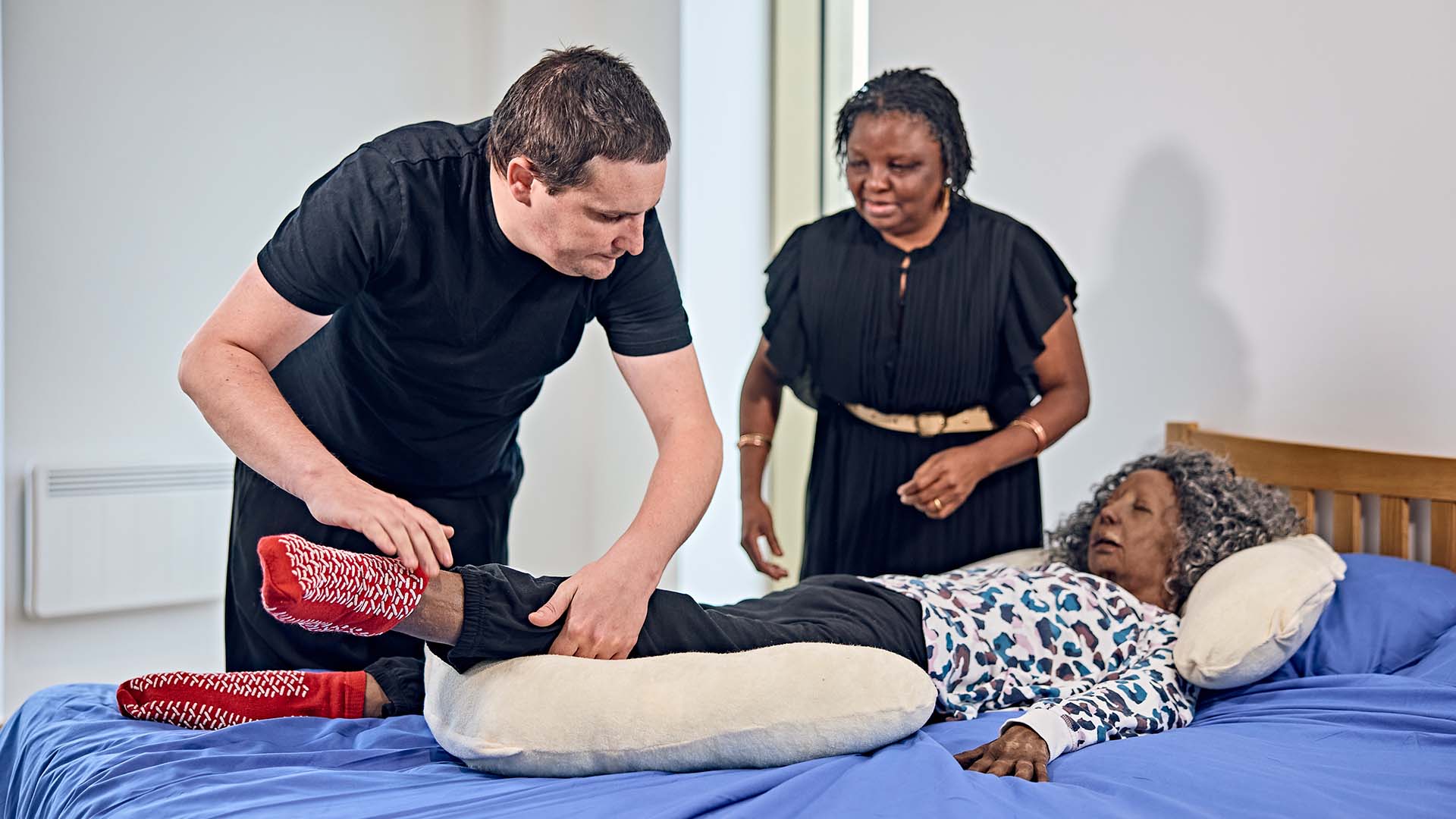 2 nurses with a patient